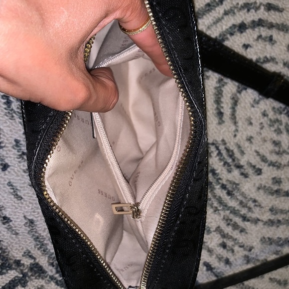 Black Guess Crossbody. - Picture 5 of 6